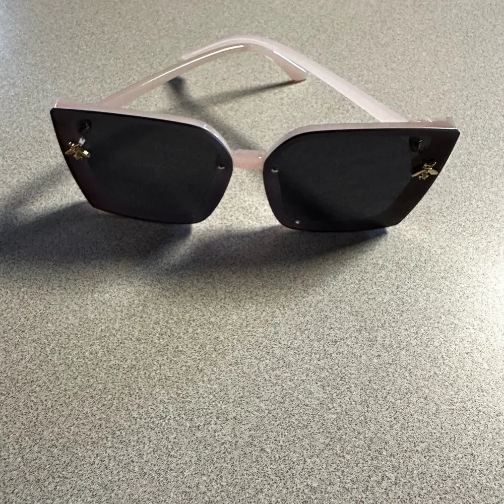 Light Pink or blk Square Fashion Sunglasses with Gold Bee Accent